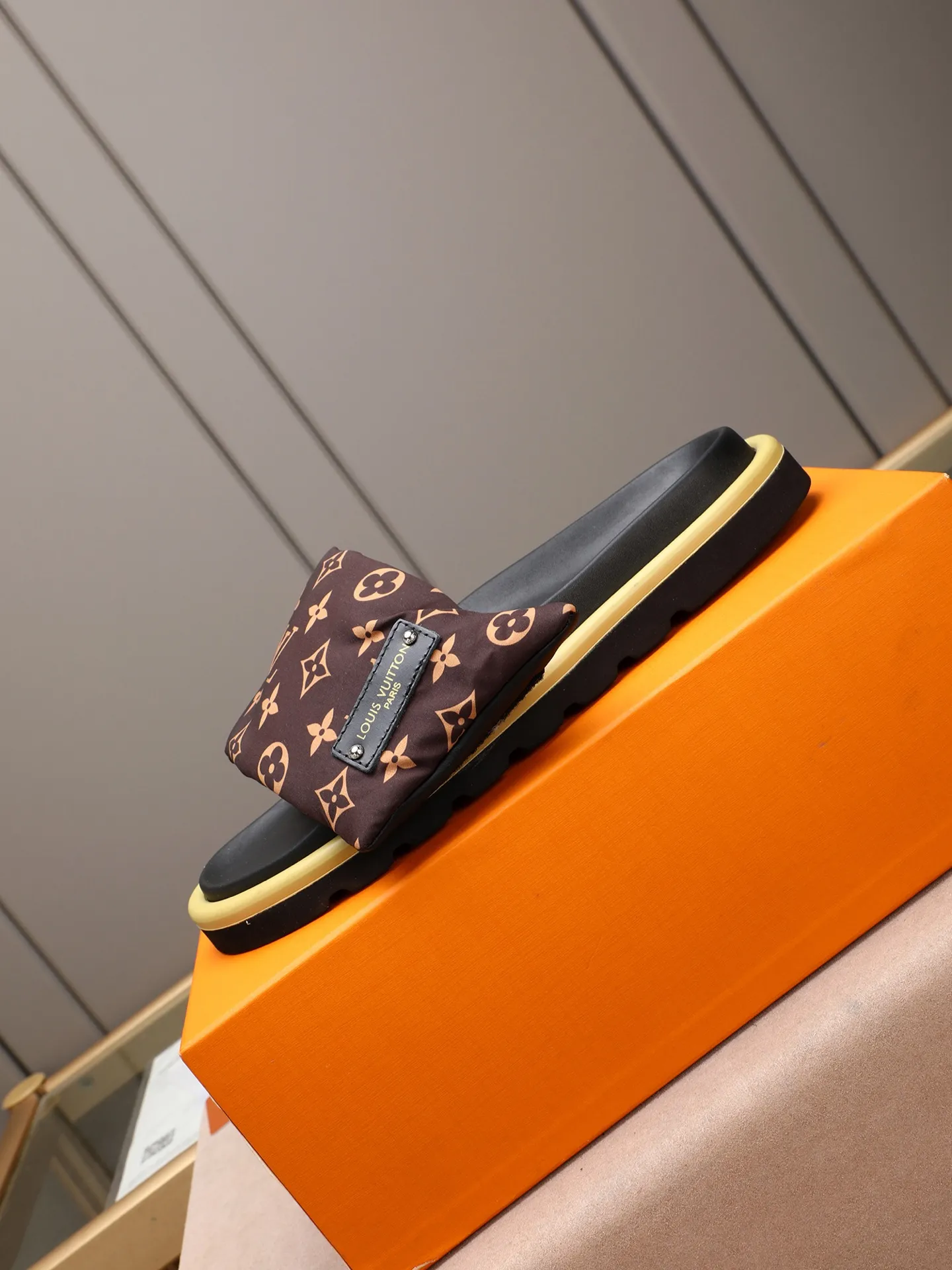 PP360 [LOUIS VUITTON] Louis Vuitton, LV printing, men's and women's slippers are on the market. The drawer box packaging comes with a cloth bag and a card. The upper pattern looks very soft and waxy, and it is a super versatile leg slimming tool. Fabric: imported denim/canvas/old fabric, LV hardware LOGO, official website pattern printing, comfortable to wear, feet: high-elastic PU water table. Sole: foam sole, heel height: about 5cm. Code number: 35-46, 35, 45, 46 are custom-made and non-returnable. Color: multiple colors and styles available.
